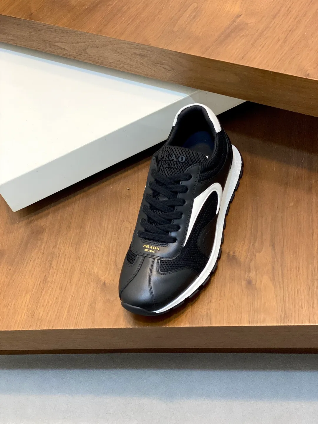 Men's shoes 💰740 Prada men's new lace-up sports and casual shoes. This upper is made of imported calfskin stitching. The tongue is P's classic bronzing lougou. The lining is made of calfskin for the feet. The outsole is made of non-slip sports exclusive rubber outsole with logo. It feels good on the foot. It is fashionable and fashionable. It has a standard sports version and looks very good on the foot! Comes with original box and dust bag! L leather shoe size: 39/40/41/42/43/44 original box packaging + dust bag